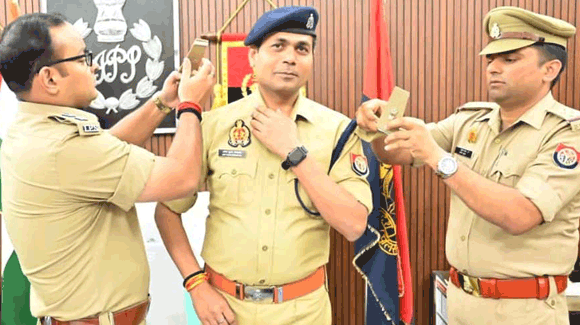 पुलिस विभाग में पदोन्नति का गौरवपूर्ण क्षण