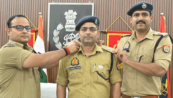 पुलिस विभाग में पदोन्नति का गौरवपूर्ण क्षण