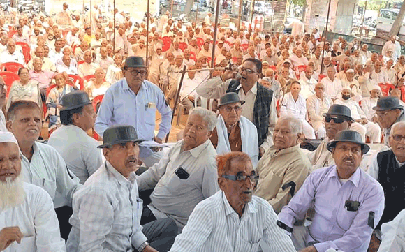 केंद्रीय सिविल सेवा (पेंशन) वैधता अधिनियम-2025 के विरोध में काला दिवस मनाकर पेंशनभोगियों ने जताया विरोध, दिया धरना