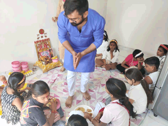 दुर्गा अष्टमी व महानवमी पर उमड़ा श्रद्धा का सैलाबए श्रद्धालुओं ने कन्या पूजन कर लिया आशीर्वाद