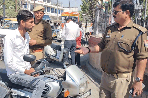 होली पर 12 चौराहों पर यातायात पुलिस का विशेष चेकिंग अभियान, तीन सवारी व नाबालिग चालकों के काटे चालान