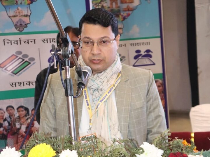 मंडलायुक्त डॉ. रूपेश कुमार व जिलाधिकारी मनीष बंसल ने दी होली की शुभकामनाएं, सुरक्षित व सौहार्दपूर्ण उत्सव मनाने की अपील