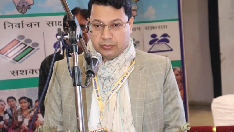 मंडलायुक्त डॉ. रूपेश कुमार व जिलाधिकारी मनीष बंसल ने दी होली की शुभकामनाएं, सुरक्षित व सौहार्दपूर्ण उत्सव मनाने की अपील