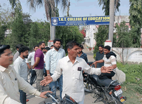 दिनदहाडे अंबेहेटा मे हुई फायरिंग की घटना मचा हडकंप, बाईक सवारो ने युवक पर दागी गालियां, बाल बाल बचा