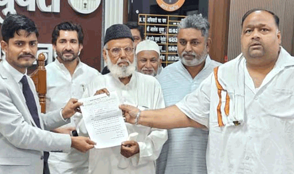 ईदगाह की व्यवस्थाओं को लेकर पार्षदों ने नगर आयुक्त से की मुलाकात, दिया ज्ञापन