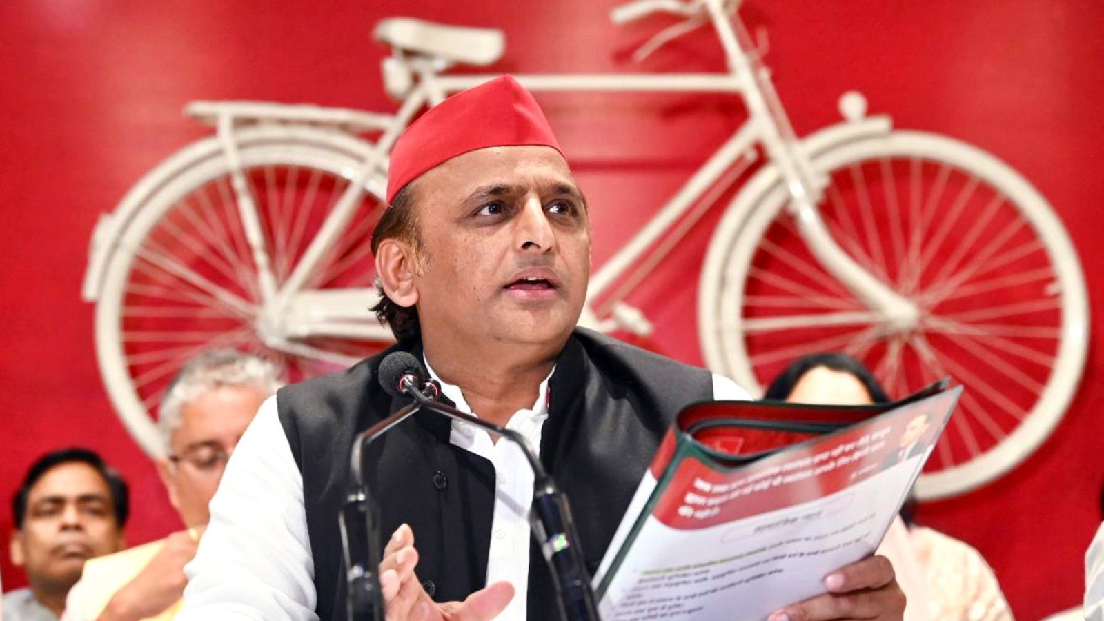 LPG संकट पर Akhilesh Yadav का BJP पर तंज, ‘एक कचौरी, एक समोसा… अब Gas पर नहीं भरोसा’