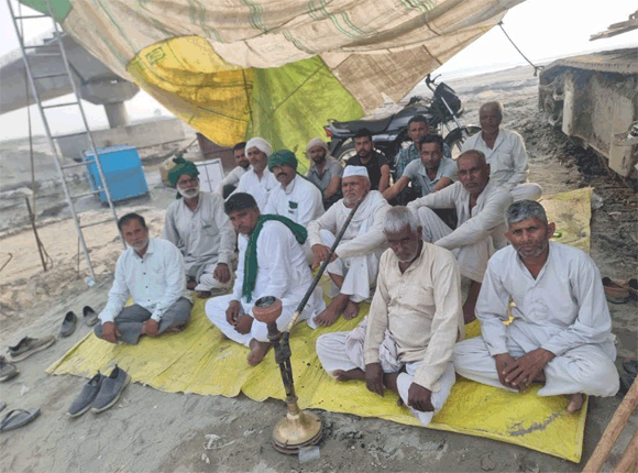 मुआवजा न मिलने से परेशान किसानो ने निर्माणाधीन शामली अंबाला हाई वे पर दिया धरना