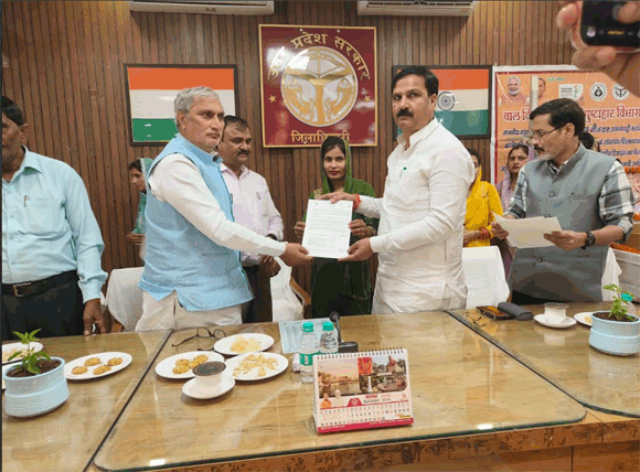 मुख्यमंत्री श्री योगी आदित्यनाथ द्वारा आंगनवाड़ी कार्यकत्रियों एवं सहायिकाओं को नियुक्ति पत्र, मोबाइल फोन एवं ग्रोथ मॉनिटरिंग डिवाइस का किया गया वितरण