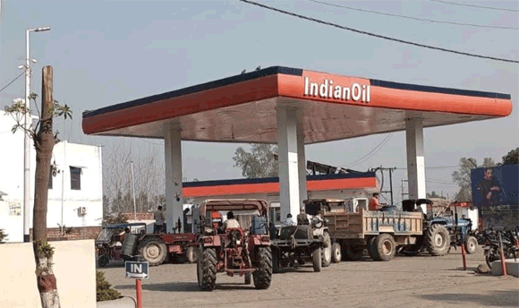 इरान अमेरिका व इजराईल युद्ध के कारण तेल की कमी की आशंका से पेटरोल पंपो पर भीड बढी