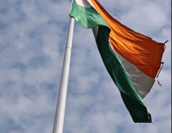 तेज हवाओ से क्षतिग्रस्त तिरंगे को नगरपालिका ने सम्मान के साथ उतारा