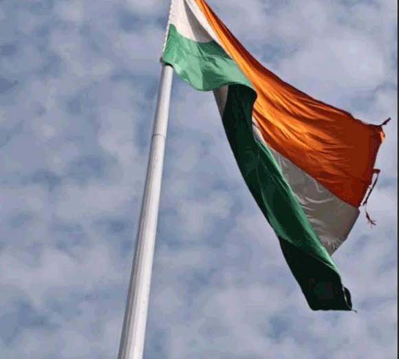 तेज हवाओ से क्षतिग्रस्त तिरंगे को नगरपालिका ने सम्मान के साथ उतारा