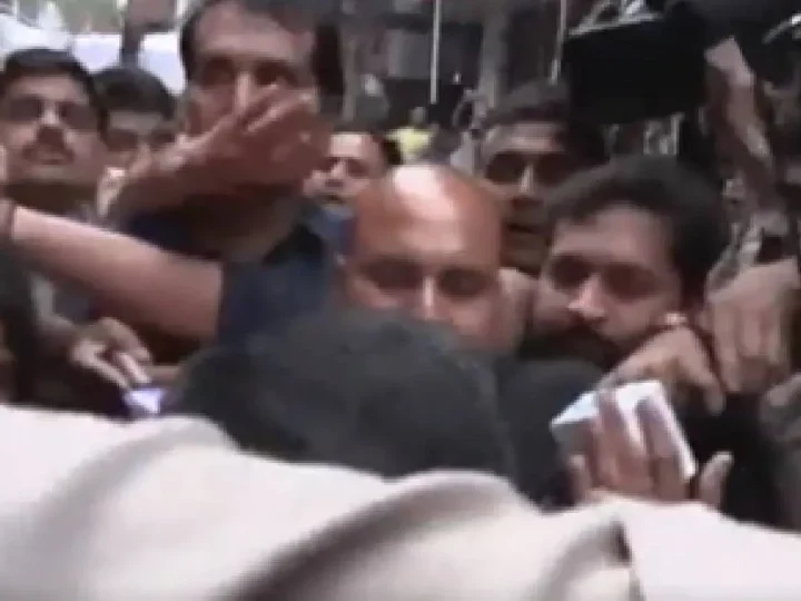 दिल्ली में बीजेपी-AAP कार्यकर्ताओं के बीच मारपीट, पालम अग्निकांड पीड़ितों से मिलने पहुंचे केजरीवाल तो हुआ हंगामा