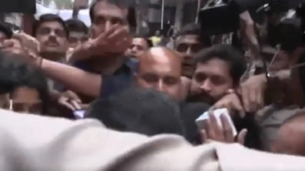 दिल्ली में बीजेपी-AAP कार्यकर्ताओं के बीच मारपीट, पालम अग्निकांड पीड़ितों से मिलने पहुंचे केजरीवाल तो हुआ हंगामा