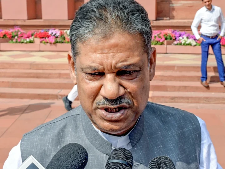 ‘खेल का कोई धर्म नहीं’, World Cup Trophy मंदिर ले जाने पर भड़के Kirti Azad, कहा- शर्म आती है