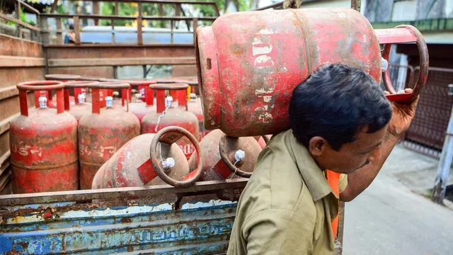 देश में घरेलू LPG 60 तो कमर्शियल सिलेंडर 115 रुपए हुआ महंगा, आज से प्रभावी होंगी नई दरें