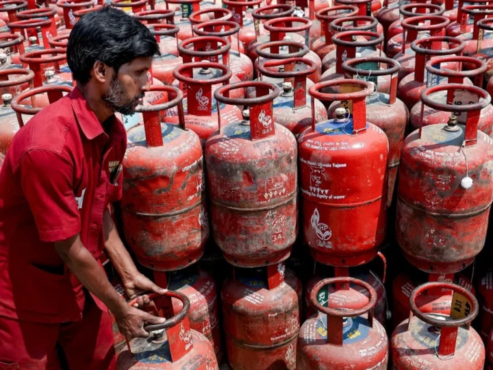 ‘2 हफ्ते में PNG के 1.25 लाख नए कनेक्शन, 3 दिन में 5600 ग्राहक हुए शिफ्ट’, तेल संकट पर सरकार ने दिया अपडेट