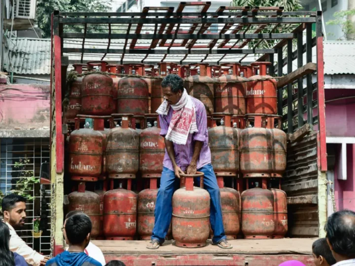 LPG सिलेंडर के लिए मारामारी, देशभर में जमाखोरी के खिलाफ एक्शन में सरकार; हजारों सिलेंडर बरामद