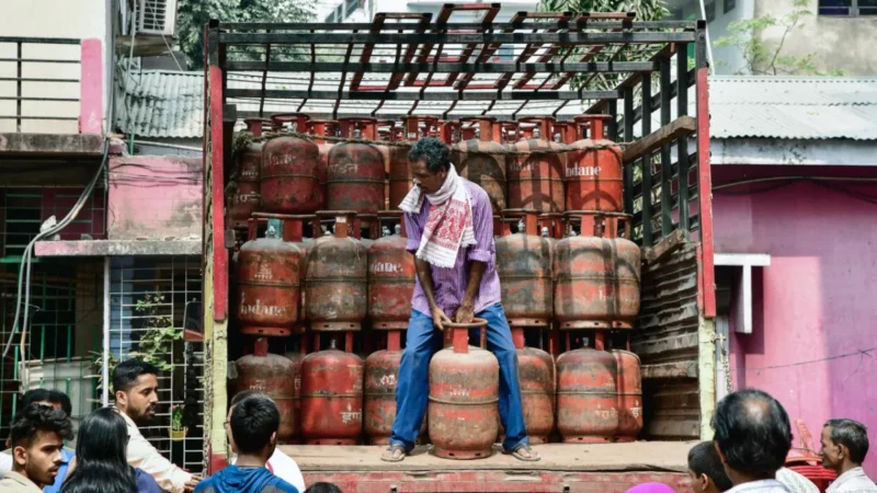 LPG सिलेंडर के लिए मारामारी, देशभर में जमाखोरी के खिलाफ एक्शन में सरकार; हजारों सिलेंडर बरामद