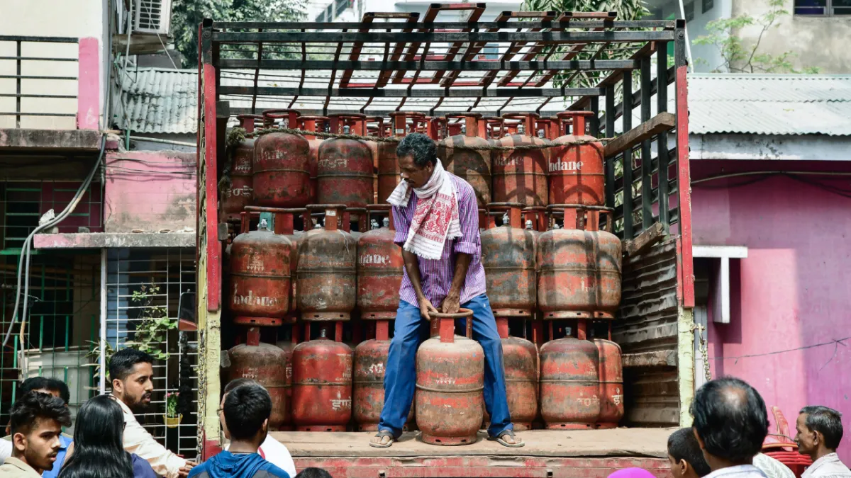 LPG सिलेंडर के लिए मारामारी, देशभर में जमाखोरी के खिलाफ एक्शन में सरकार; हजारों सिलेंडर बरामद