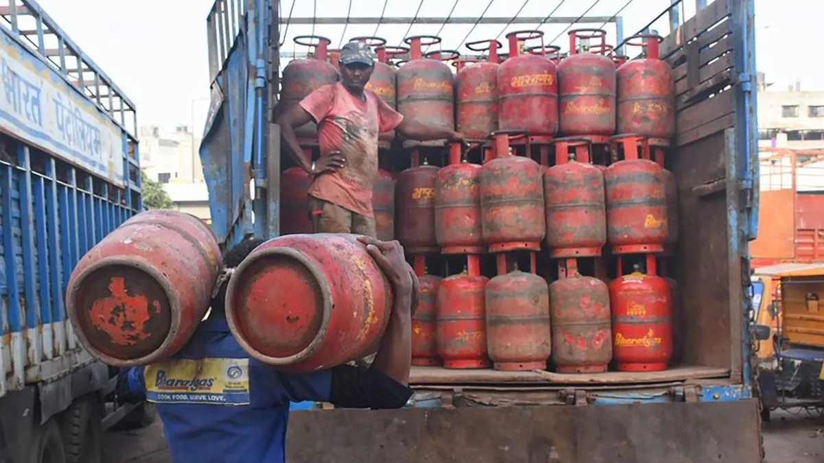 LPG की कमी चिंता का विषय, सरकार बोली- देश में CNG और PNG की कोई कमी नहीं