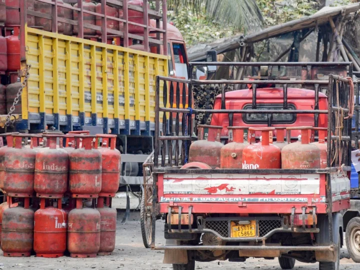 रसोई में ‘नीली लौ’ का अकाल, सड़कों पर बेरोजगारी! देश में फिर लौटा ‘कोविड लॉकडाउन’ जैसा खौफनाक मंजर