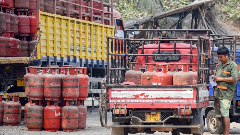 रसोई में ‘नीली लौ’ का अकाल, सड़कों पर बेरोजगारी! देश में फिर लौटा ‘कोविड लॉकडाउन’ जैसा खौफनाक मंजर