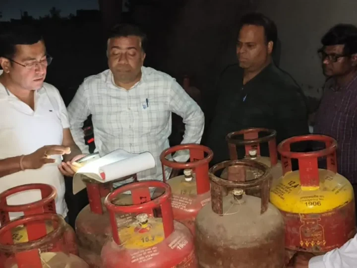 सिलेंडर की कालाबाजारी को लेकर गैस एजेंसी पर ताबड़तोड़ छापेमारी, बुकिंग पर्चियां गायब मिलने पर जांच टीम ने लिया ये एक्शन