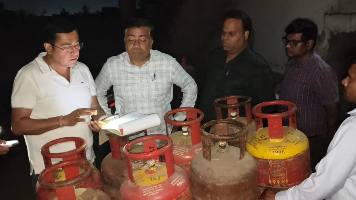 सिलेंडर की कालाबाजारी को लेकर गैस एजेंसी पर ताबड़तोड़ छापेमारी, बुकिंग पर्चियां गायब मिलने पर जांच टीम ने लिया ये एक्शन