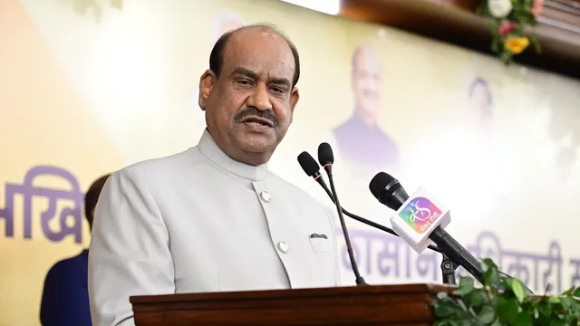 संसद में घमासान: बिरला को स्पीकर पद से हटाने के नोटिस पर विचार करेगी लोकसभा, भाजपा-कांग्रेस ने जारी किया व्हिप