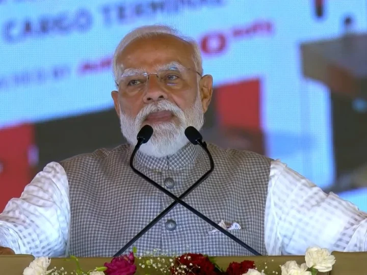 ‘हर 2 मिनट में उड़ेगा एक जहाज, सपा ने नोएडा को बनाया लूट का ATM’, जेवर एयरपोर्ट के उद्घाटन पर बोले PM मोदी