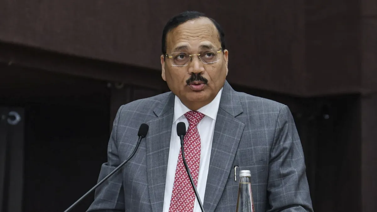 ‘आधी रात को ये सब पिटिशन ड्राफ्ट करते हो क्या? वकील नहीं होते तो जुर्माना लगाता’, शराब से जुड़ी PIL पर भड़के CJI