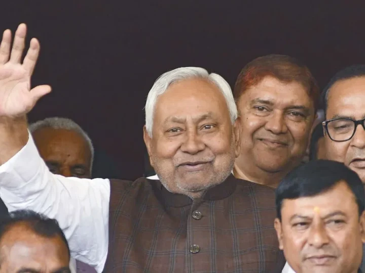 सीएम आवास पर सांसदों और विधायकों के साथ नीतीश की बैठक शुरू, भविष्य की रणनीति पर मंथन