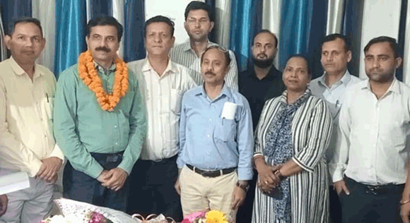 नवागत क्षेत्रीय आयुर्वेदिक एवं यूनानी अधिकारी डॉ. धर्मेन्द्र कुमार कैम का भव्य स्वागत