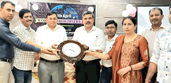 धूमधाम से मनाया विश्व होम्योपैथिक दिवस