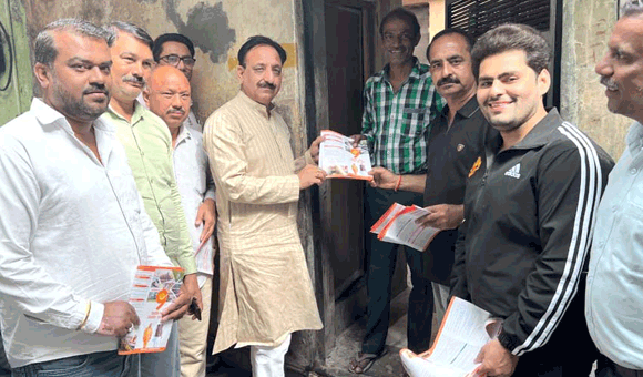 कार्यकर्ताओं ने नगर विधायक राजीव गुंबर संग किया जन सम्पर्क