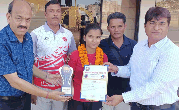 योग खिलाड़ी मेघासिंह को क्रीड़ा अधिकारी राहुल चोपड़ा ने किया सम्मानित