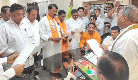 सभी नामित पार्षदों को महापौर ने दिलायी शपथ