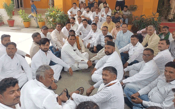 ग्राम प्रधानों का प्रदर्शन, कार्यकाल बढ़ाने की मांग  