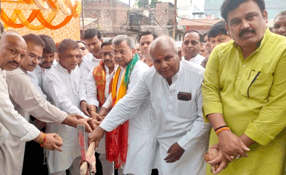 नवादा रोड पर जल निकासी के लिए नाला निर्माण का कार्य शुरु