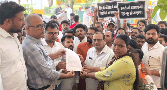 विहिप बजरंग दल का प्रदर्शन, राष्ट्रपति को सम्बोधित ज्ञापन जिला प्रशासन को दिया