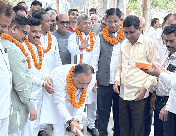 विधायक निधि से बनने वाली सडकों का नगर विधायक, मेयर ने किया शिलान्यास