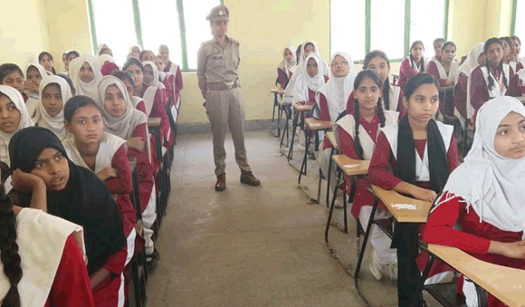 एंटी रोमियो टीम ने स्कली छात्राओं व महिलाओं को दी प्रदेश सरकार की जनकल्याणकारी योजनाओं के बारे में जानकारी