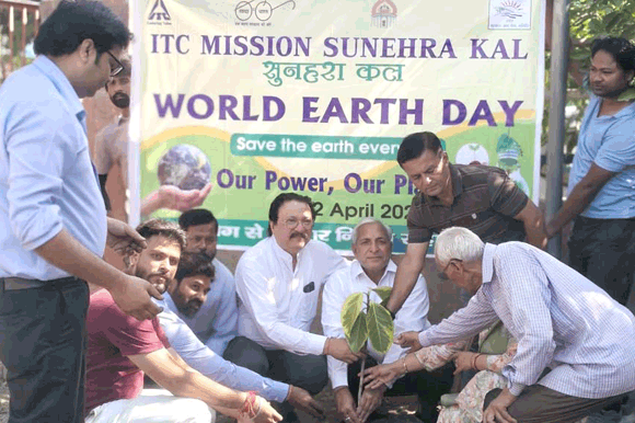 विश्व पृथ्वी दिवस पर विभिन्न स्थानों पर किये पौधे रोपित