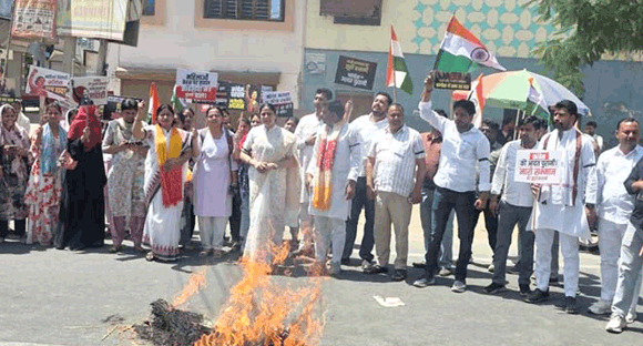 भाजपा महिला मोर्चा कार्यकर्ताओं ने निकाली जनआक्रोश रैली