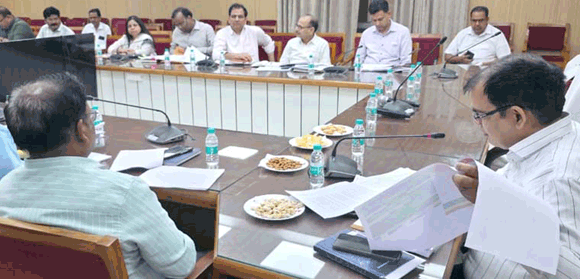 अपर मंडलायुक्त ने की सर्किट हाउस में हुई विकास कार्यों की मंडलीय समीक्षा