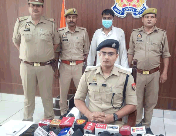 पुलिस के हत्थे चढ़ा एक शातिर गौकश, गौकशी के उपकरण व एक मोटरसाइकिल की बरामद