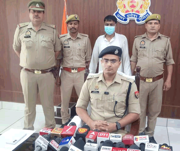पुलिस के हत्थे चढ़ा एक शातिर गौकश, गौकशी के उपकरण व एक मोटरसाइकिल की बरामद