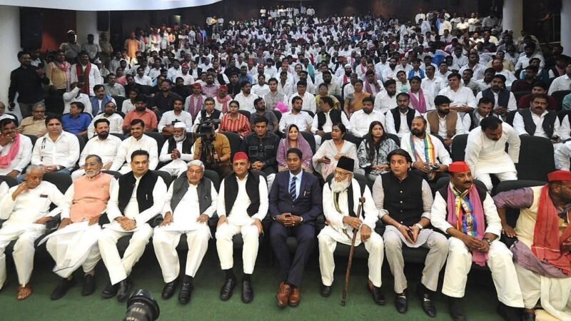 ‘मिले अंबेडकर-अखिलेश, खुलेंगे साधुओं के भेष’, भीमराव अंबेडकर के प्रपौत्र के नारे से गरमाई सियासत