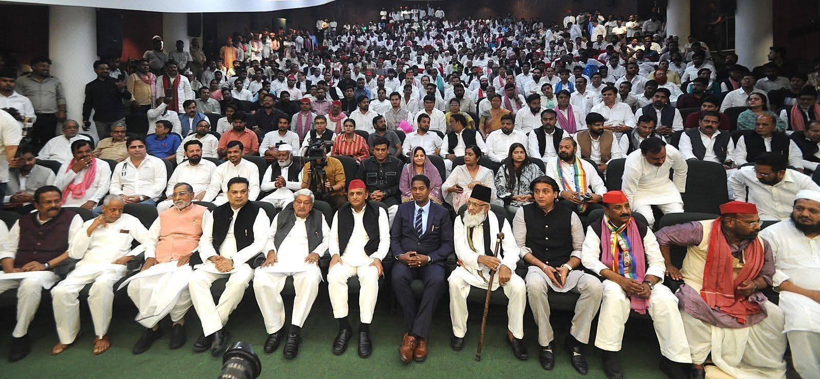 ‘मिले अंबेडकर-अखिलेश, खुलेंगे साधुओं के भेष’, भीमराव अंबेडकर के प्रपौत्र के नारे से गरमाई सियासत