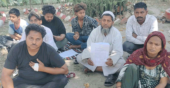 जमीन विवाद में पीड़ित परिवार चार दिन से डीएम कार्यालय पर धरने को मजबूर, इंसाफ की गुहार